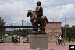Hombre a Caballo, escultura d Fernando Botero