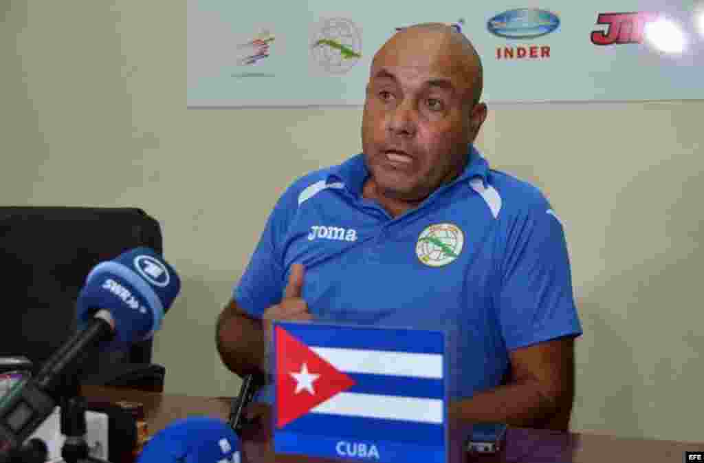 El director técnico de la selección de fútbol de Cuba, Raúl Mederos, habla en una rueda de prensa en el estadio Pedro Marrero de La Habana.