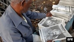 Un hombre observa la portada del periódico con la fotografía de Fidel Castro, el domingo 27 de noviembre de 2016.