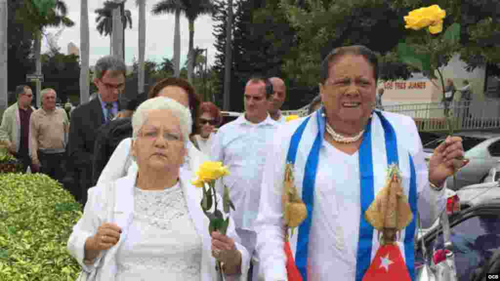 Damas de Blanco en el exilio en su habitual caminata dominical en Miami.