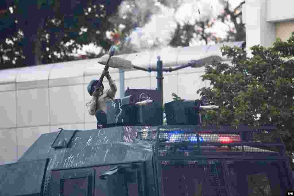 La intervención de los grupos antomotines llegó al vecino casco del residencial y clase media Chacao, que junto con la Plaza Altamira han sido el epicentro de las protestas opositoras en Caracas y que habían permanecido sin disturbios tras un despliegue militarizado de unos mil elementos que permaneció del lunes al miércoles en medio de protestas pacíficas de vecinos.