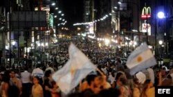Manifestantes avanzan por la Avenida 9 de Julio, este jueves 8 de noviembre de 2012, en el Obelisco de Buenos Aires, Argentina. 