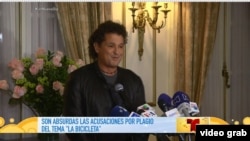 "Una canción que funciona, siempre aparecen dueños", respondió Carlos Vives a Telemundo sobre a acusaciones de plagio en la canción "La bicicleta".