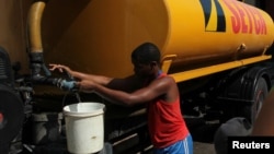 Muchos capitalinos dependen de las pipas, o camiones cisterna, para abastecerse de agua potable. (Reuters/Archivo)