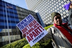 Una mujer sostiene un cartel mientras inmigrantes haitianos y simpatizantes se manifiestan para rechazar la decisión del DHS de terminar el TPS para los haitianos, en el distrito de Manhattan en Nueva York. Foto: REUTERS/Eduardo Munoz/Archivo.