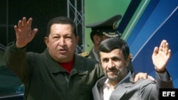 Fotografía de archivo del presidente de Venezuela, Hugo Chávez (izq) y su homólogo de Irán, Mahmoud Ahmadinejad (dcha).