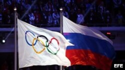 Una fotografía de archivo tomada el 23 de febrero de 2014, muestra la bandera Olímpica (i) y la bandera de Rusia (d) durante la ceremonia de clausura de los Juegos Olímpicos de Invierno 2014, en Sochi, Rusia.