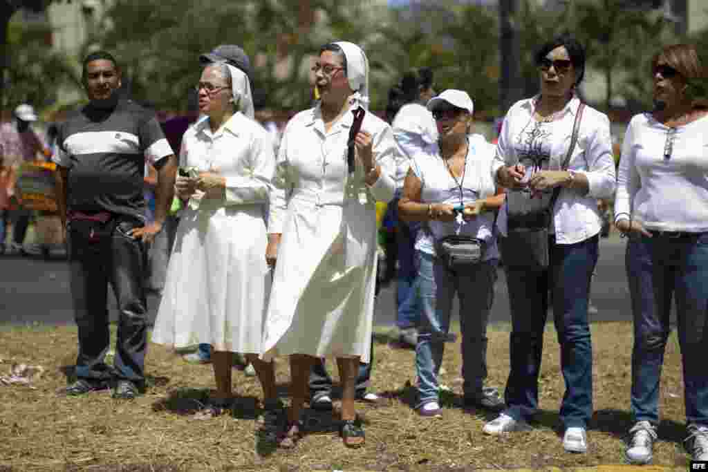 Dos religiosas participan en una manifestación de mujeres