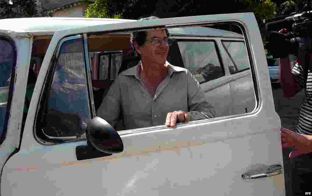 ARCHIVO. El disidente Oswaldo Payá (d), gestor principal del Proyecto Varela monta en su microbus VW luego de entregar en la sede del Parlamento cubano una caja con 14364 firmas de ciudadanos avalando las reformas que promueve el Proyecto Varela. 