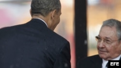 Barack Obama saluda a Raúl Castro