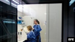 Dos investigadoras trabajan en un laboratorio de Investigación de la Vacuna del VIH