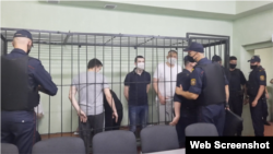 Ihar Losik (camiseta oscura), Syarhey Tsikhanousky (camiseta blanca) tras ser conducidos a la jaula de los acusados en la apertura de su juicio a puerta cerrada en un centro de detención en Homel, Bielorrusia - 24Jun2021