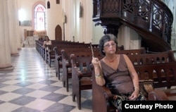 Iglesia casi vacía en Cuba.