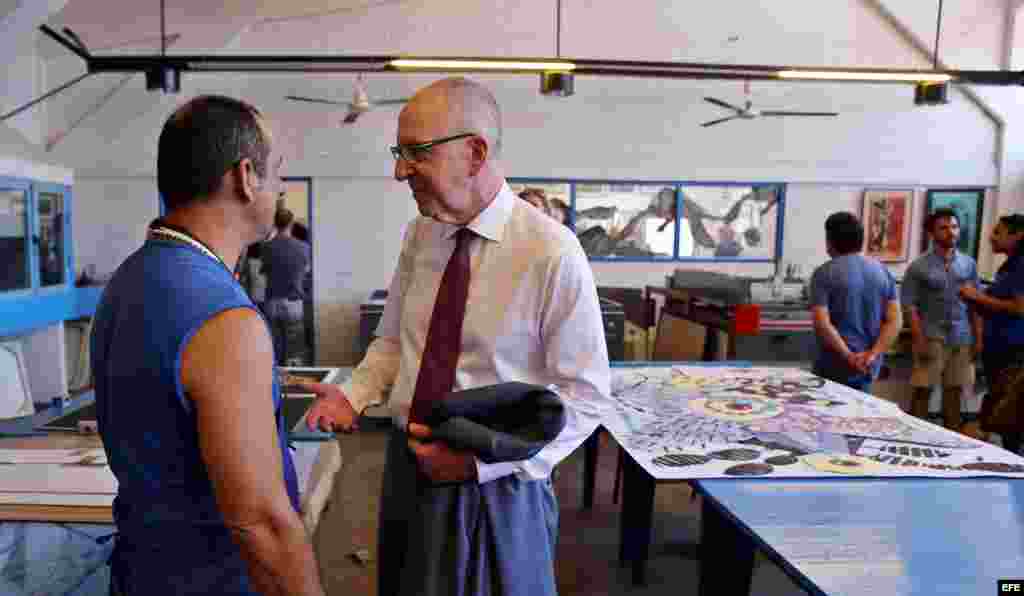 George Stevens Jr. (c), copresidente del Comité Presidencial para las Artes y Humanidades, conversa con un artista plástico cubano hoy, lunes 18 de abril de 2016, en La Habana (Cuba), durante una visita realizada por miembros de esa institución a la Unive
