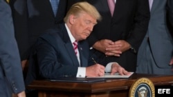 El presidente Donald Trump firma un memorando para transmitir algunas ideas sobre una posible reforma del tráfico aéreo al Congreso.