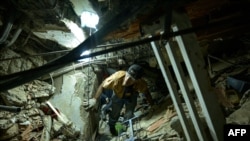 Marcel Hernández participa en la recuperación de cuerpos de entre los escombros de un edificio que colapsó durante el terremoto del 24 de junio, en La Guaira, Venezuela, el 6 de agosto de 2026.
