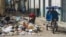 Un conductor de bicitaxi espera a los clientes junto a un montón de basura en La Habana, Cuba, el lunes 1 de junio de 2026. (Foto AP/Ramón Espinosa)