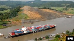  Un buque porta contenedores transita frente al cerro Pariso en las riberas del Canal de Panamá.