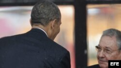 Barack Obama saluda a Raúl Castro