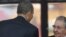 Barack Obama saluda a Raúl Castro