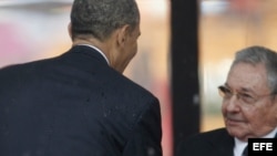 Barack Obama saluda a Raúl Castro