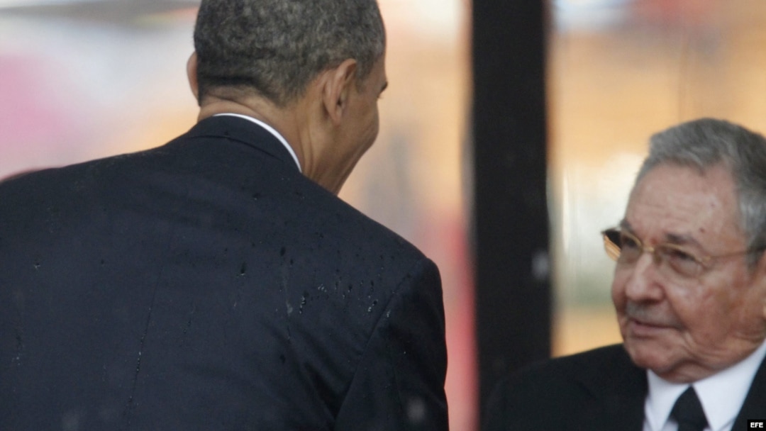 Barack Obama saluda a Raúl Castro