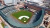 El estadio Oriole Park en Camden Yards de Baltimore, vacío por la pandemia de coronavirus. (AP Foto/Steve Helber)