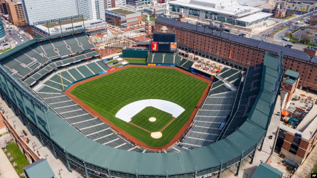 El estadio Oriole Park en Camden Yards de Baltimore, vacío por la pandemia de coronavirus. (AP Foto/Steve Helber)