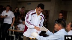 El candidato presidencial venezolano de la oposición, Henrique Capriles, asiste al centro electoral donde ejerce su derecho al voto hoy, domingo 14 de abril de 2013, en Caracas (Venezuela). 