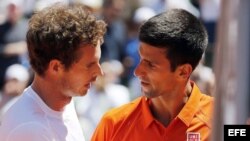 Murray (i) y Djokovic conversan después del partido.