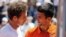 Murray (i) y Djokovic conversan después del partido.