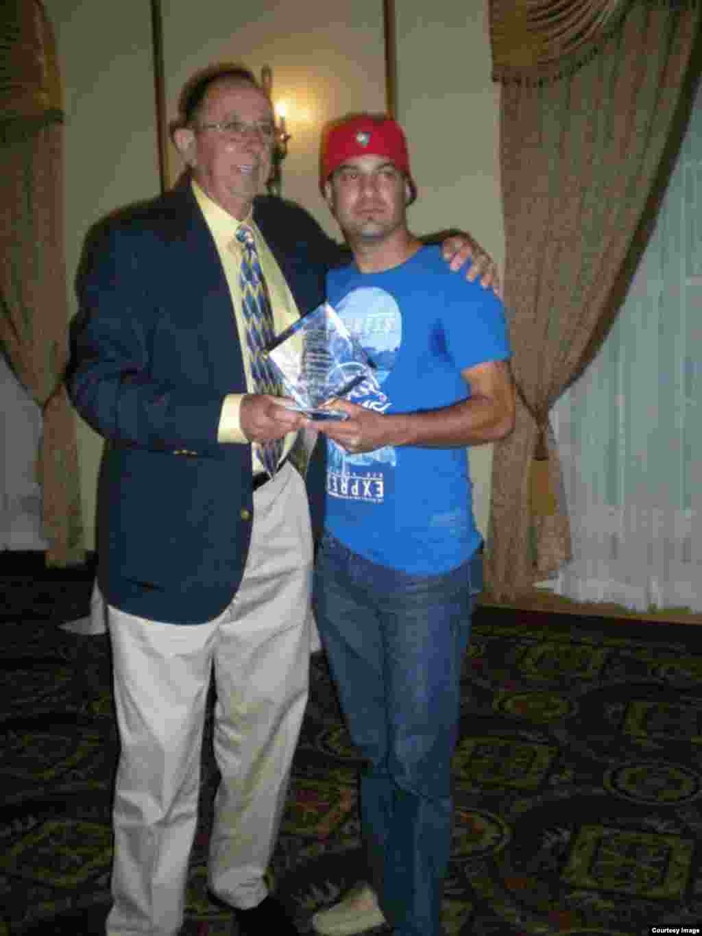 William Pérez al lado del ex lanzador Manuel Hurtado.&nbsp;Cortesía de Glorias del béisbol cubano.