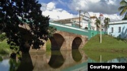 Vista del puente sobre el río Yayabo, al fondo el Teatro Principal y la Iglesia Parroquial Mayor.
