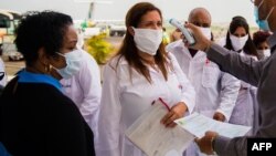 Medicos cubanos llegan a Martinica, en junio pasado. (Lionel CHAMOISEAU / AFP)