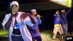 El grupo cubano de rap "De Barrio" actúa en el Festival de Rap de Alamar, en agosto de 2001. (Niurka Barroso/ AFP)