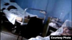 Hospitales donde reinan la mugre y el abandono. Durante una filmación furtiva en el Clínico Quirúrgico de 10 de Octubre, el Dr. Darsi Ferrer descubrió que el paciente al fondo de la foto estaba muerto.