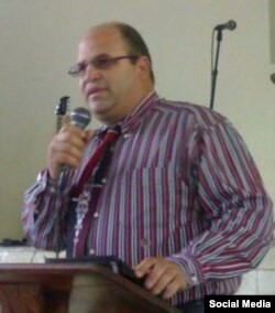 Pastor Jordi Alberto Toranzo Collado, cuando oficiaba un culto en la iglesia metodista de Santa Clara, Cuba, 2011. (FACEBOOK).