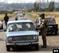 Soldados ucranianos realizan un control en Mariupol (Ucrania).