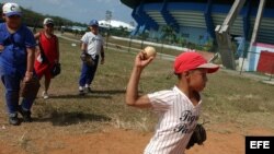 Todo niño cubano sueña con tener un guante y un bate para jugar pelota.