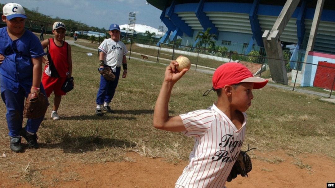 Todo niño cubano sueña con tener un guante y un bate para jugar pelota.