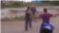 Imagen del vídeo en el que un policía hondureño dispara a un grupo de cubanos.