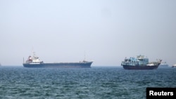 Buques y embarcaciones en el estrecho de Ormuz, Omán, el 29 de abril de 2026. 