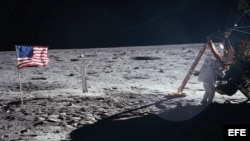 Fotografía de archivo tomada el 21 de julio de 1969 que muestra al astronauta estadounidense Neil Armstrong bajando del módulo lunar del Apolo XI en la superficie de la luna. 