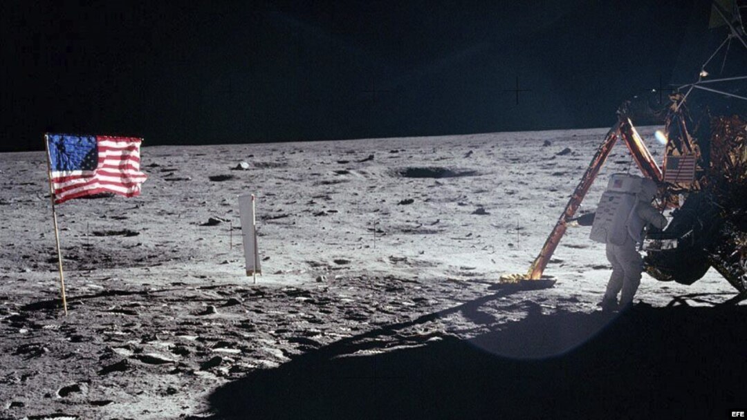 Fotografía de archivo tomada el 21 de julio de 1969 que muestra al astronauta estadounidense Neil Armstrong bajando del módulo lunar del Apolo XI en la superficie de la luna. 