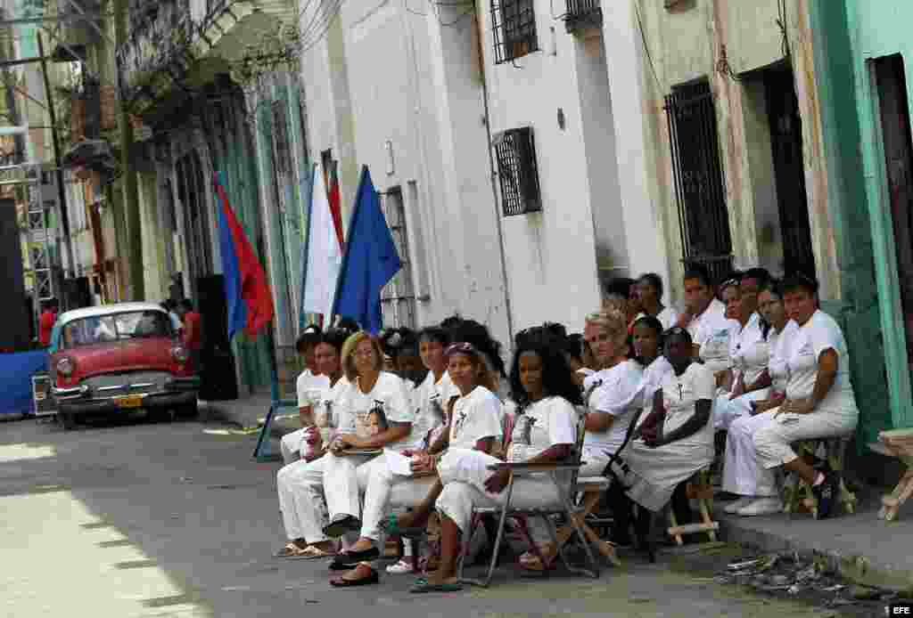 Integrantes del grupo Damas de Blanco se reúnen frente a la sede de la agrupación durante un homenaje por el segundo aniversario del fallecimiento de su líder Laura Pollán.