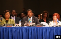 Foto de archivo del ministro de Relaciones Exteriores de Bahamas, Fred Mitchell (c).