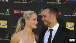 Oscar Pistorius posando junto a su novia, la modelo de 29 años Reeva Steenkamp
