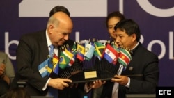 El secretario general de la OEA, José Miguel Insulza (i), y el ministro de exteriores de Bolivia, David Choquehuanca (d), durante la clausura de la 42 Asamblea de la OEA, en Cochabamba (Bolivia). EFE/Martin Alipaz