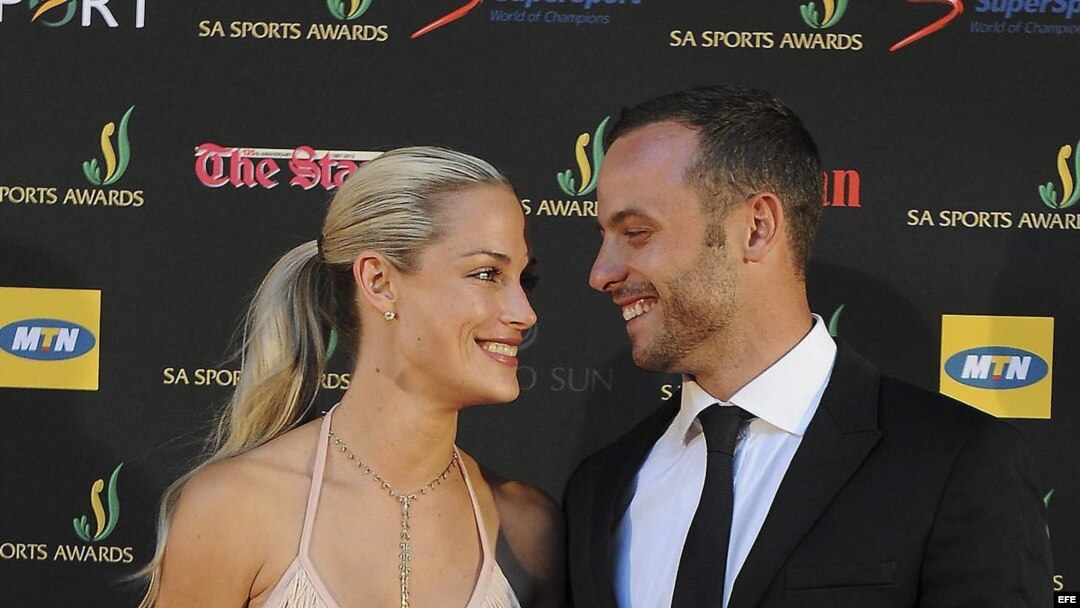 Oscar Pistorius posando junto a su novia, la modelo de 29 años Reeva Steenkamp