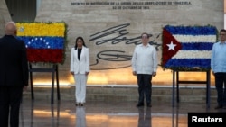 Delcy Rodríguez y el canciller cubano Bruno Rodríguez en una ceremonia en homenaje al personal militar y de seguridad venezolano y cubano fallecido durante la captura de Nicolás Maduro y Cilia Flores,  el 3 de enero de 2026. 